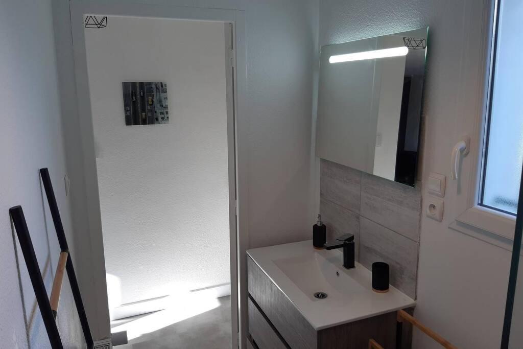 Appartement Renove Le New-York En Centre Ville - Terrasse Et Parking - Non Climatise La Roche-Chalais Dış mekan fotoğraf