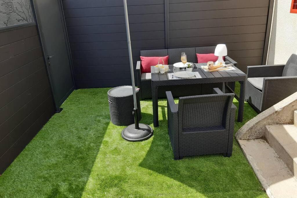 Appartement Renove Le New-York En Centre Ville - Terrasse Et Parking - Non Climatise La Roche-Chalais Dış mekan fotoğraf