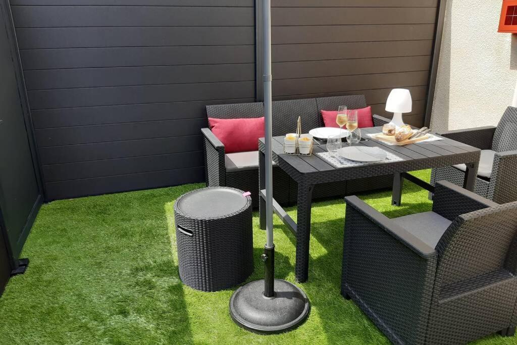 Appartement Renove Le New-York En Centre Ville - Terrasse Et Parking - Non Climatise La Roche-Chalais Dış mekan fotoğraf